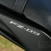 2014-Yamaha-FZ-09_nameplate_1_.jpg