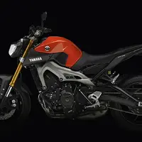 2014-Yamaha-MT-09-EU-Blazing-Orange-Studio-010.jpg
