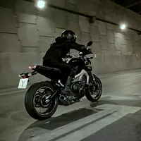 2014-Yamaha-MT-09-EU-Deep-Armor-Action-008.jpg