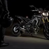 2014-Yamaha-MT-09-EU-Deep-Armor-Static-004.jpg