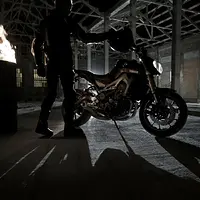 2014-Yamaha-MT-09-EU-Deep-Armor-Static-006.jpg