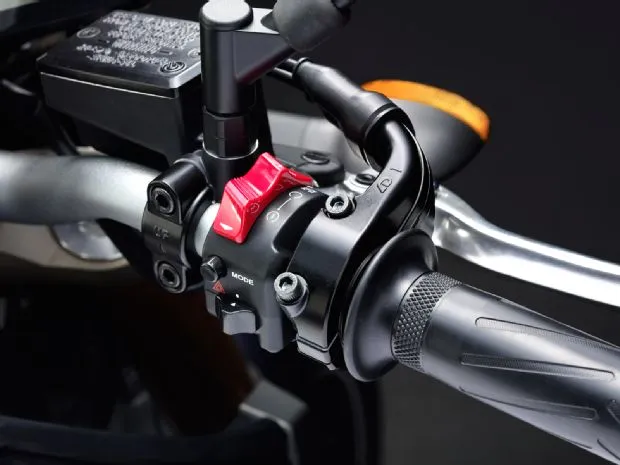 122-1306-07-o_2014-yamaha-FZ-09_switch_1_.jpg
