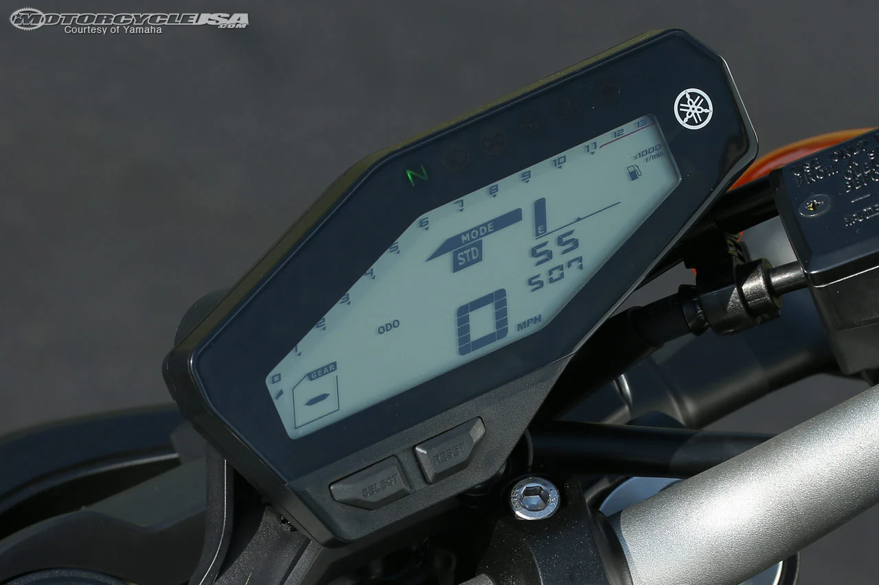 14_Yamaha_FZ-09_5.jpg