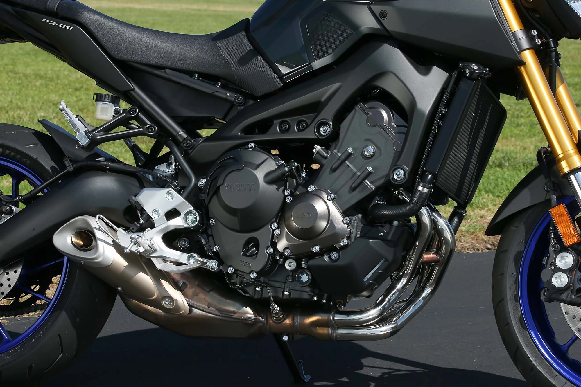 2014-yamaha-fz-09-08.jpg