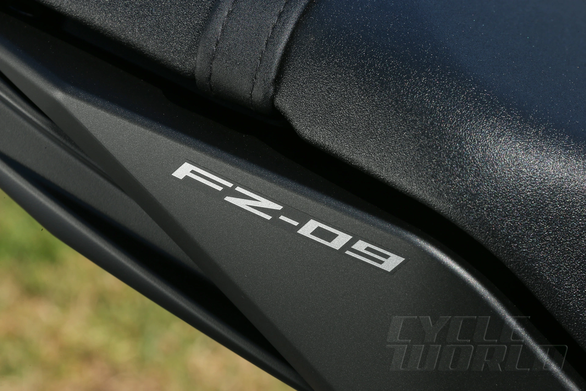 2014-Yamaha-FZ-09_nameplate_1_.jpg