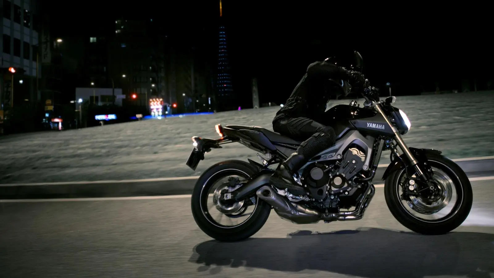2014-Yamaha-MT-09-EU-Deep-Armor-Action-002.jpg