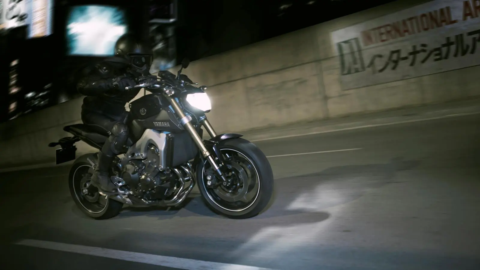 2014-Yamaha-MT-09-EU-Deep-Armor-Action-003.jpg