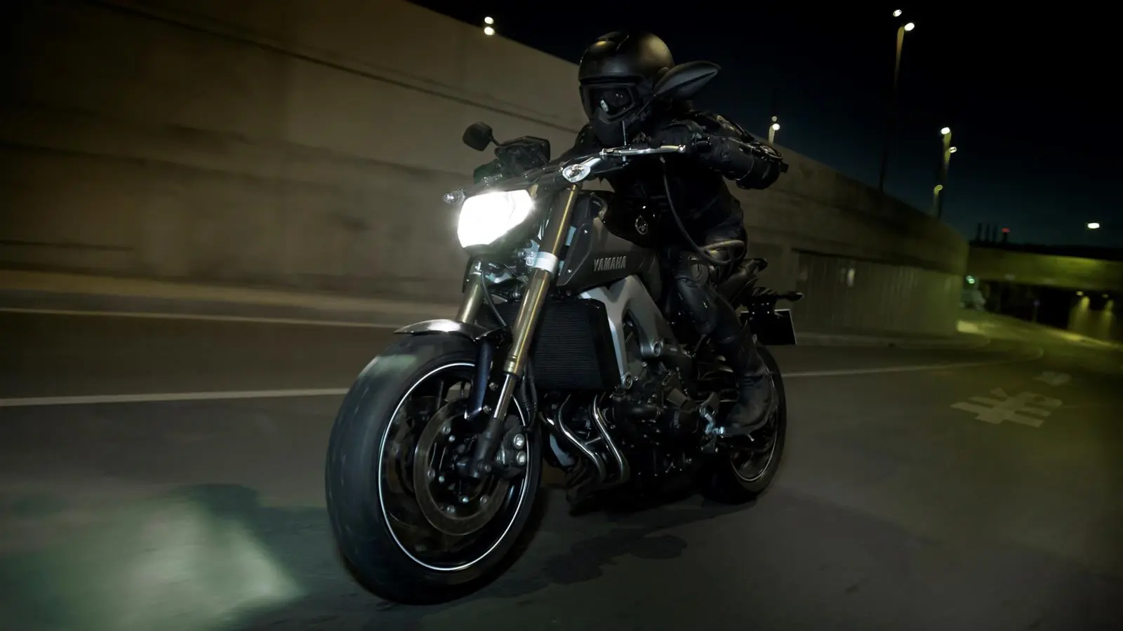 2014-Yamaha-MT-09-EU-Deep-Armor-Action-004.jpg