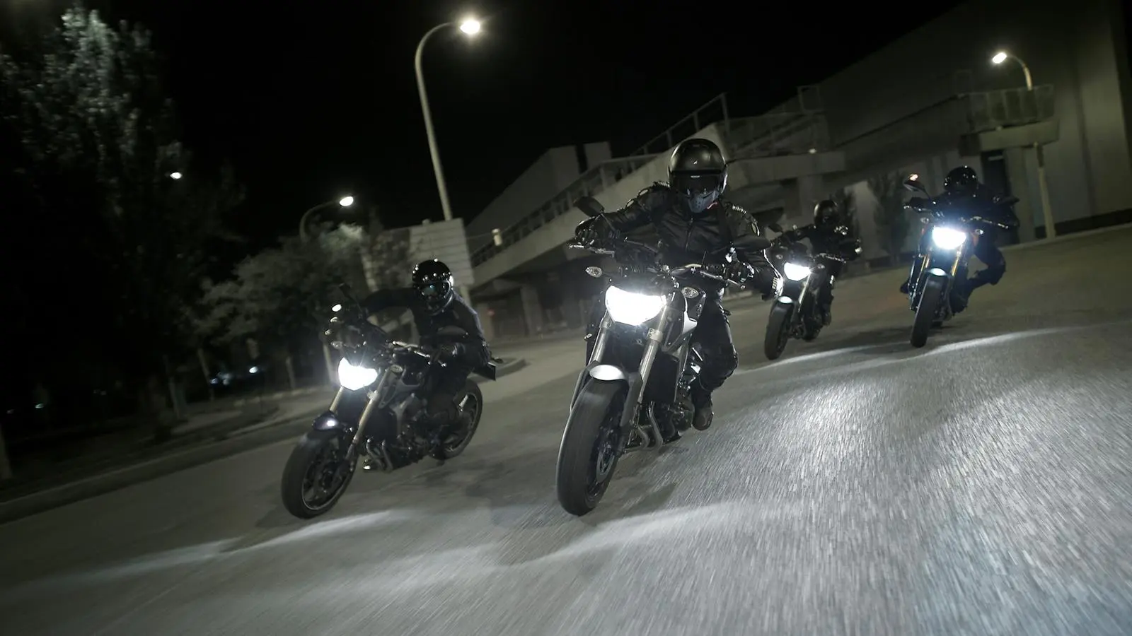 2014-Yamaha-MT-09-EU-Deep-Armor-Action-005.jpg
