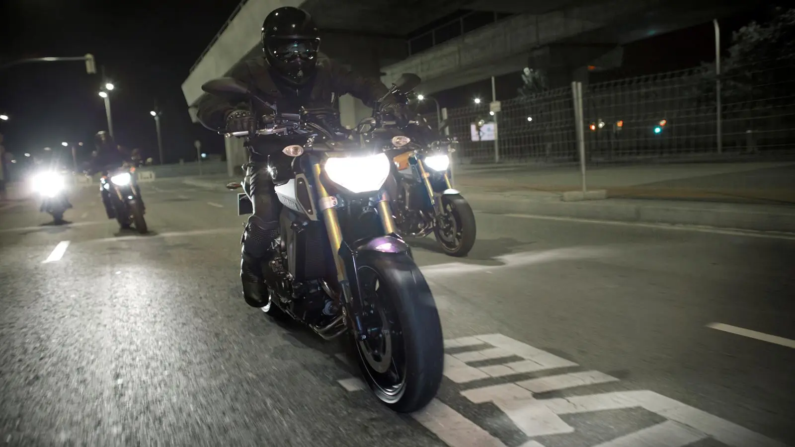 2014-Yamaha-MT-09-EU-Deep-Armor-Action-006.jpg