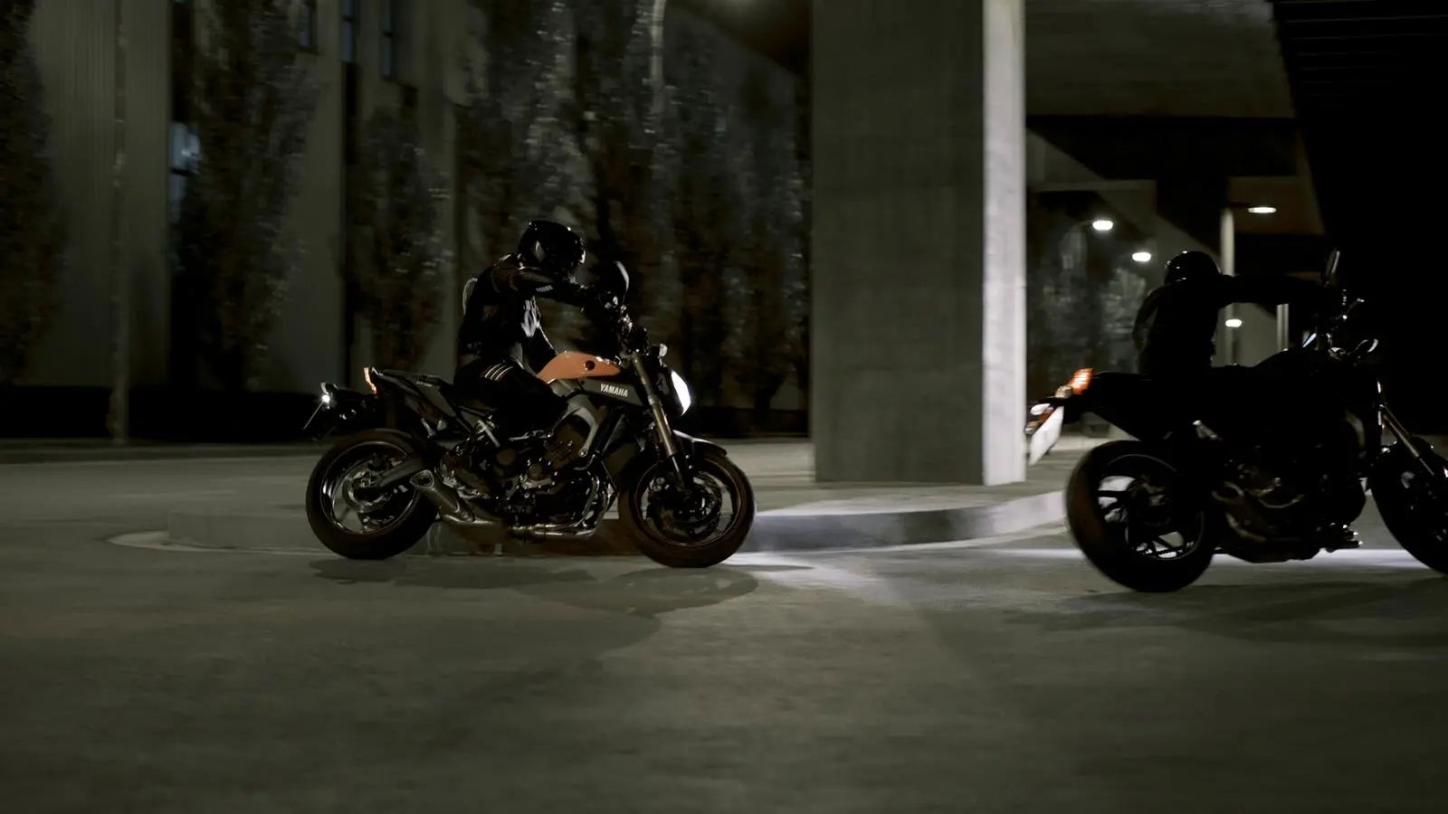 2014-Yamaha-MT-09-EU-Deep-Armor-Action-007.jpg