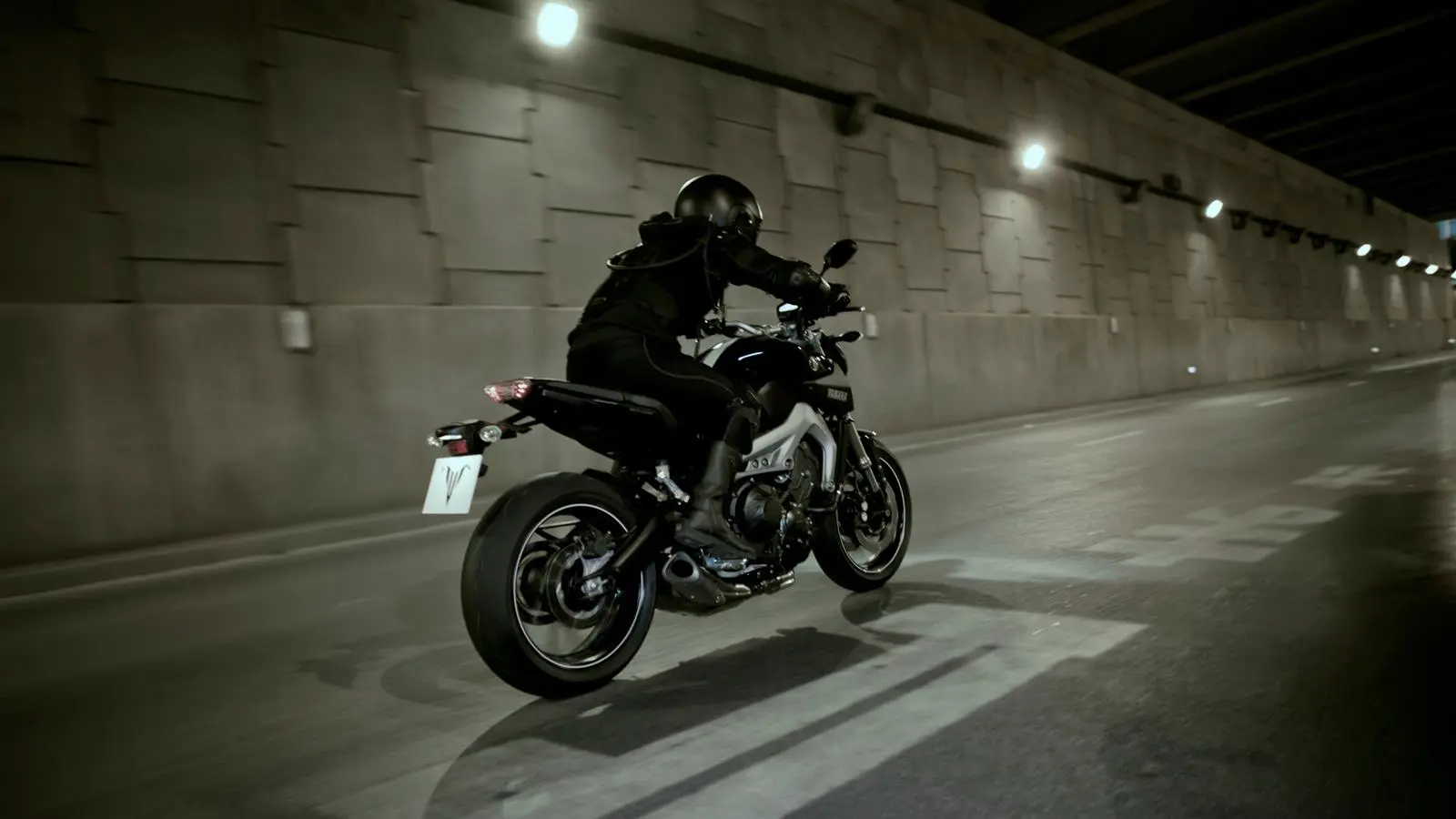 2014-Yamaha-MT-09-EU-Deep-Armor-Action-008.jpg