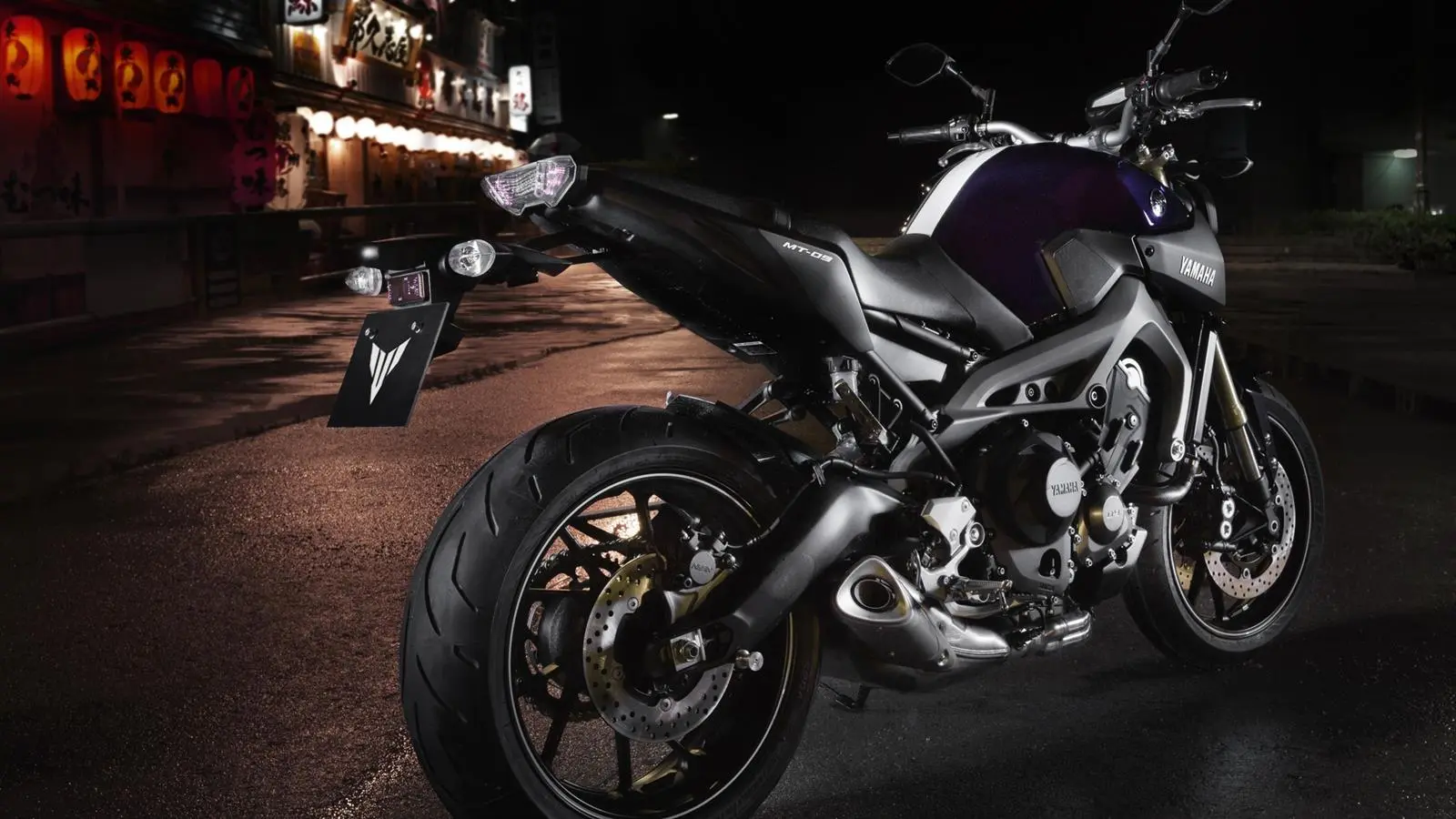 2014-Yamaha-MT-09-EU-Deep-Armor-Static-002.jpg