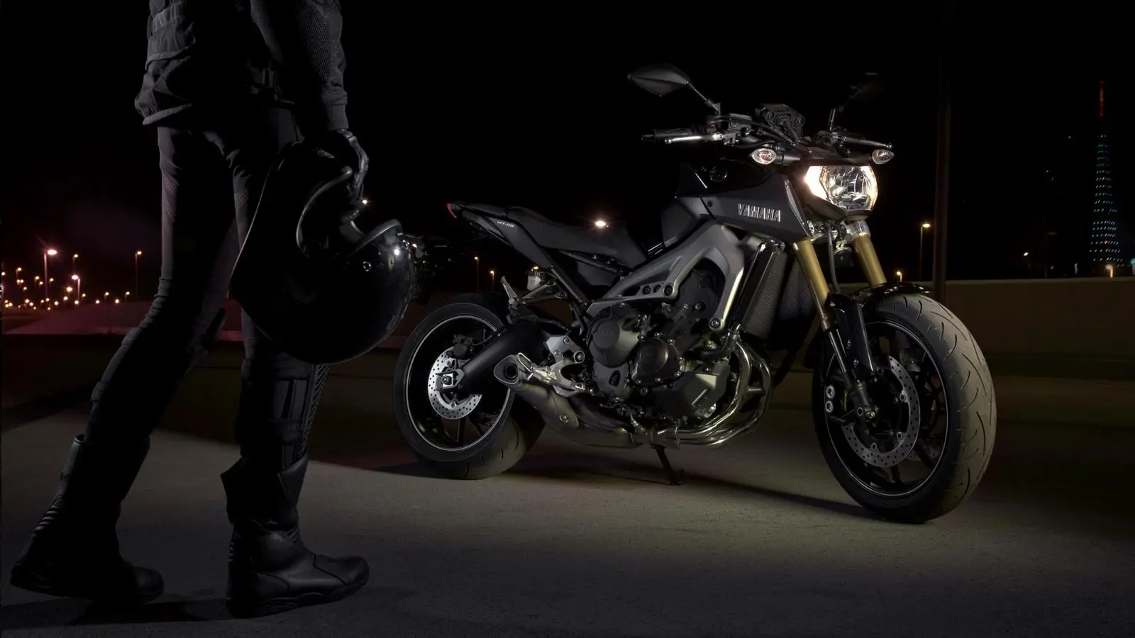 2014-Yamaha-MT-09-EU-Deep-Armor-Static-004.jpg
