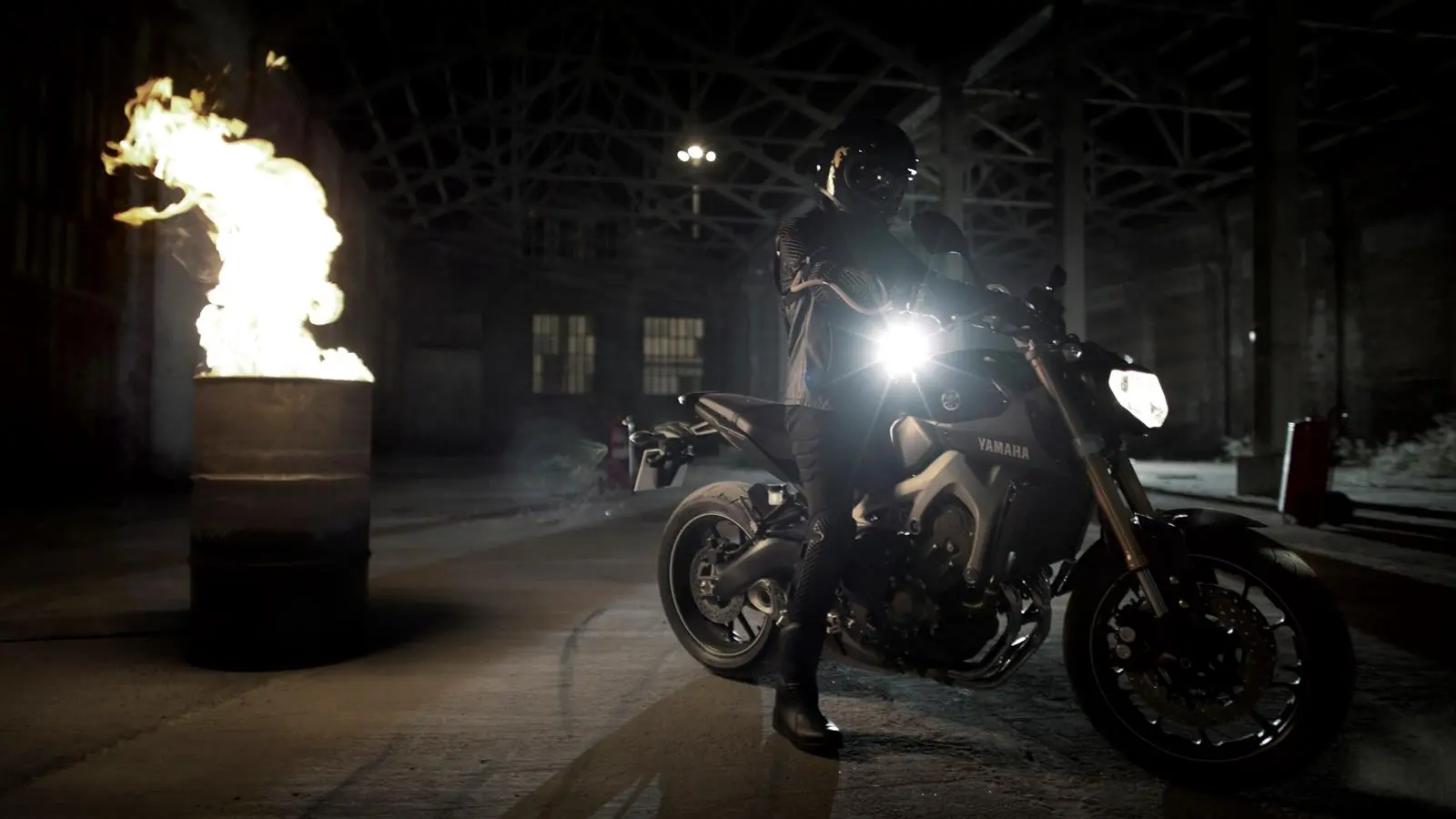 2014-Yamaha-MT-09-EU-Deep-Armor-Static-005.jpg