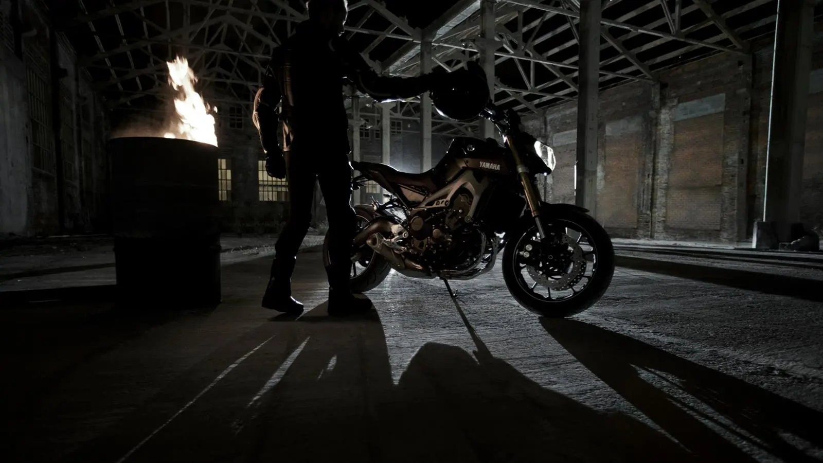 2014-Yamaha-MT-09-EU-Deep-Armor-Static-006.jpg
