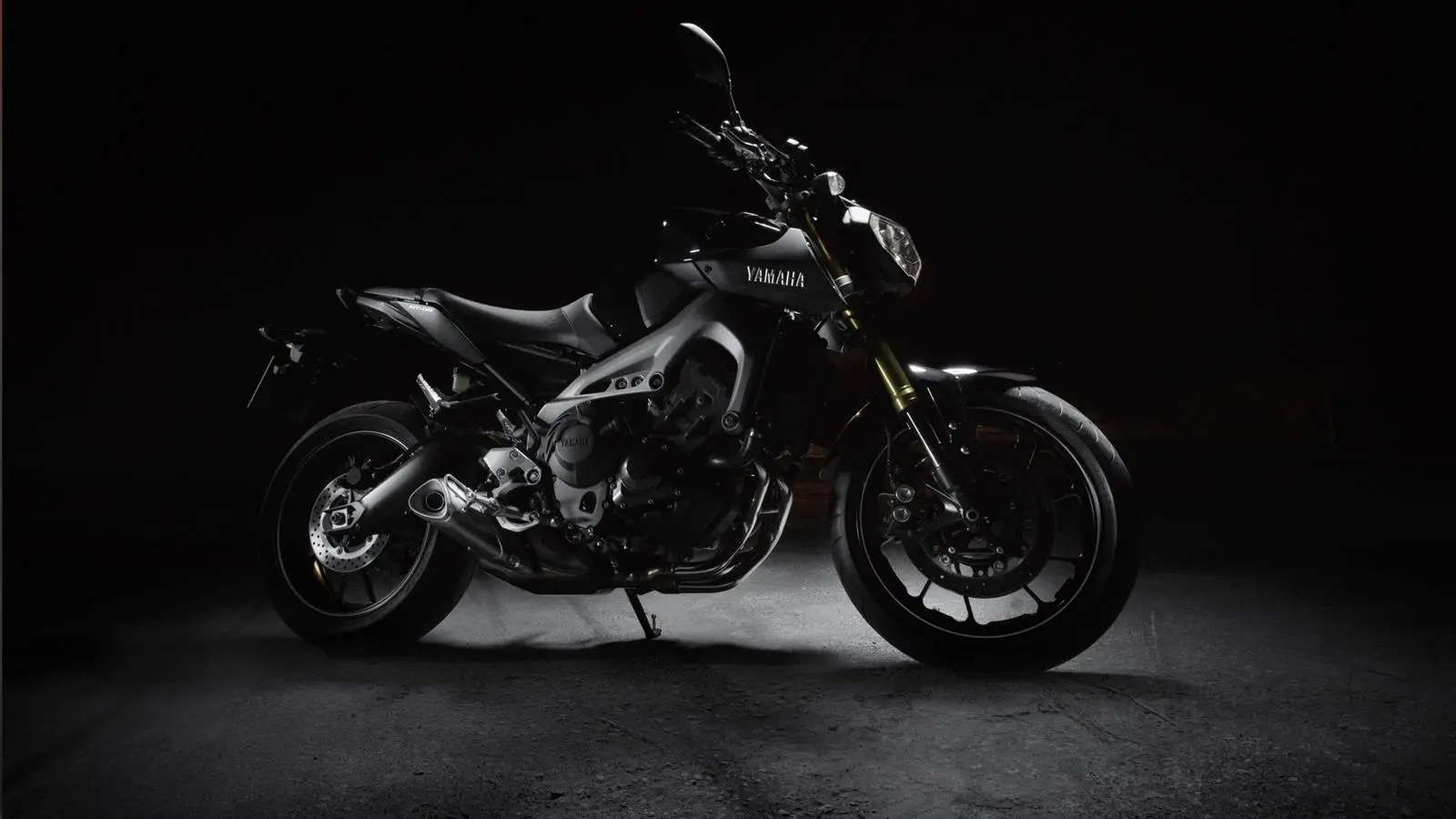 2014-Yamaha-MT-09-EU-Deep-Armor-Static-010.jpg